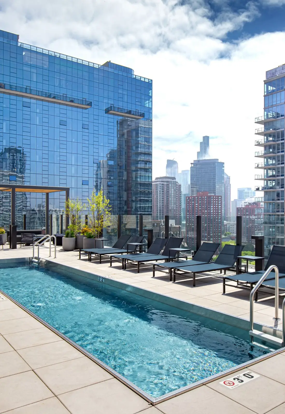 Rooftop Pool Straits Row Apartments - apartments in Printers Row Chicago